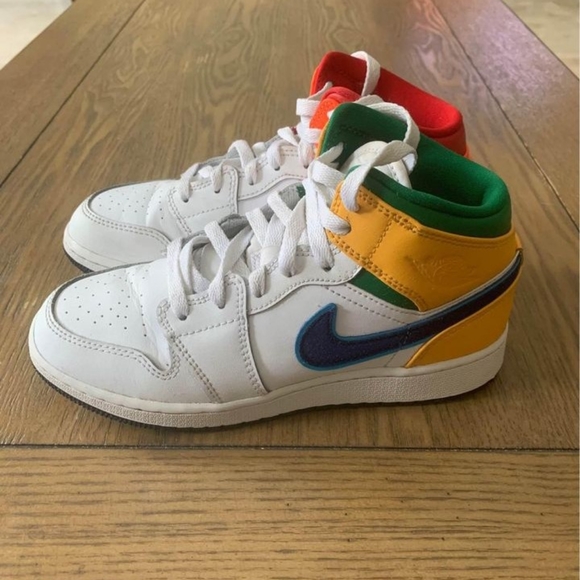 Air jordan 1 mids. Size youth 4 - Picture 3 of 5